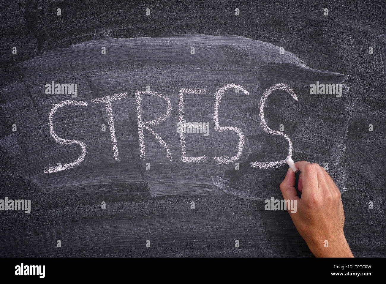 Person schreiben das Wort Stress auf einer Tafel. Close Up. Stockfoto