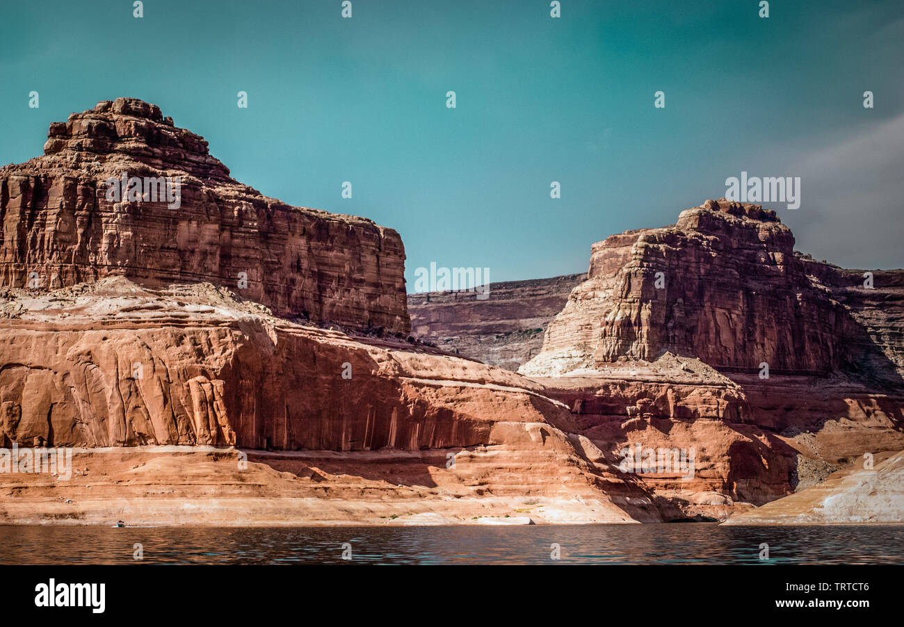 Red Rock Landschaft des Canyons rund um Lake Powell an einem heißen Tag im Sommer Ausflüge in der Umgebung. Stockfoto