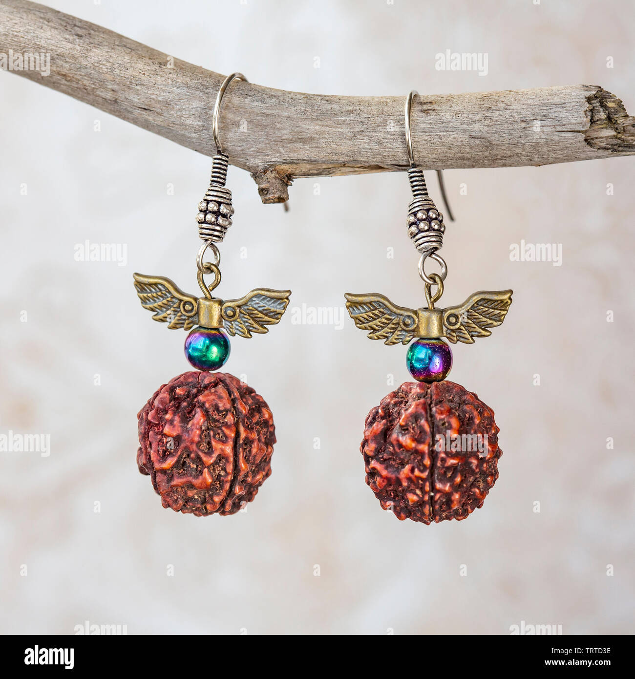 Mineral Stein Hämatit und Rudraksha Perlen Ohrringe auf neutralem Hintergrund Stockfoto