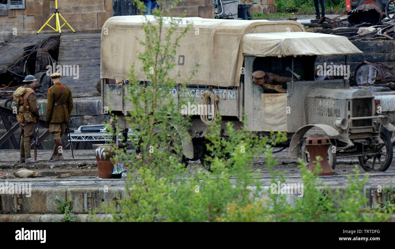 Glasgow, Schottland, Großbritannien, 12. Juni, 2019. Rauch auf dem Wasser, wie Steven Spielberg den ersten Weltkrieg Film "1917" geht weiter Dreharbeiten in der Govan graving Docks am Ufer des Flusses Clyde in der Stadt heute als Sam Mendes leitet fanous Akteure als britishww 1 Soldaten mit Zeitraum Lkw gekleidet. Credit: Gerard Fähre / alamy Leben Nachrichten Stockfoto