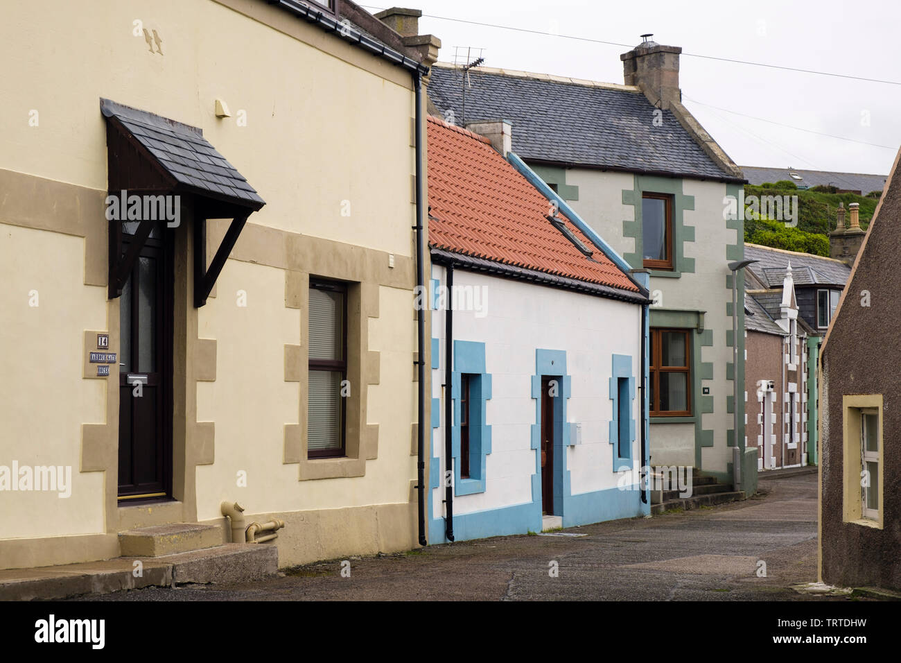 Traditionelle schottische Häuser auf einer schmalen Straße in einem Fischerdorf. Findochty, Moray, Schottland, Großbritannien, Großbritannien Stockfoto