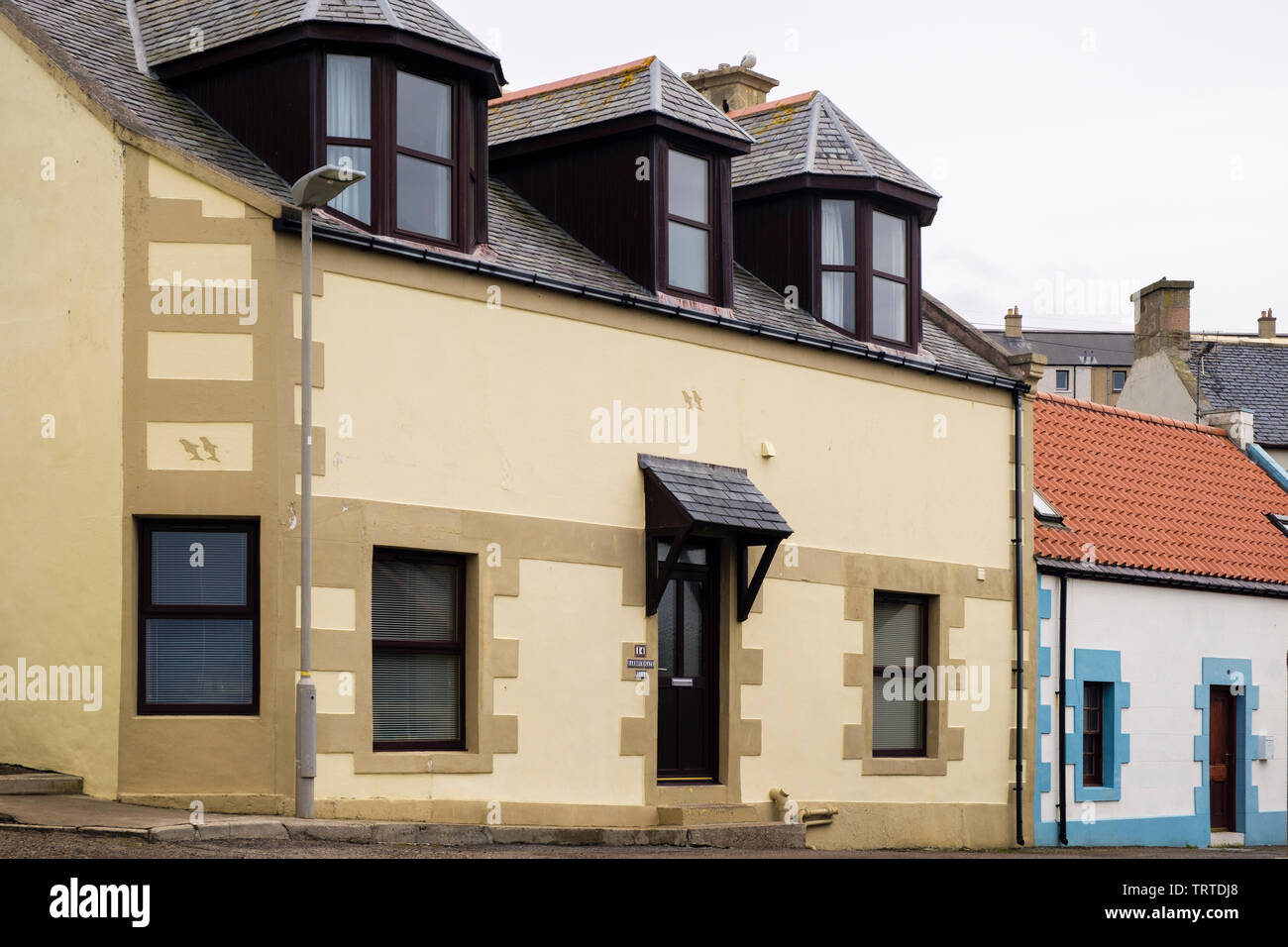 Traditionelle schottische Cottages auf einer schmalen Straße in einem Fischerdorf. Findochty, Moray, Schottland, Großbritannien, Großbritannien Stockfoto