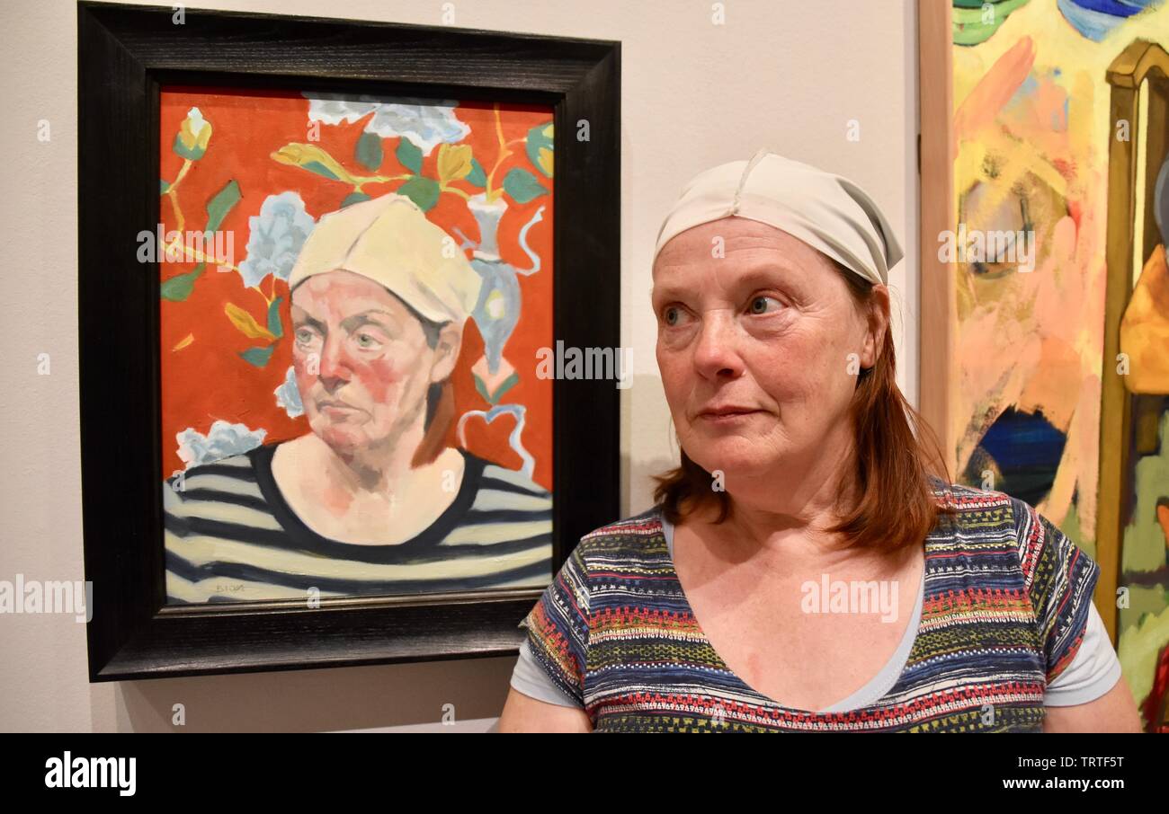 London, Großbritannien. Chinesische Tuch von Bridget Cox. Modell Hilary Lintow. BP Portrait Award 2019 drücken Sie die Taste View, die Ausstellung läuft vom 13. Juni bis 20. Oktober 2019. Die National Portrait Gallery, St Martin's Place, London. UK Credit: michael Melia/Alamy leben Nachrichten Stockfoto