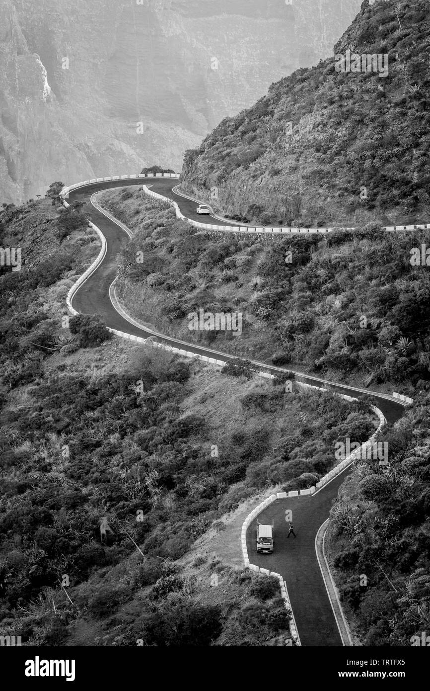 Schwarz-weiß Fotografie des Zuges, Hügel, Serpentine. Teneriffa, Spanien, Kanarische Inseln. Landschaft. Langsames Fahren. Stockfoto