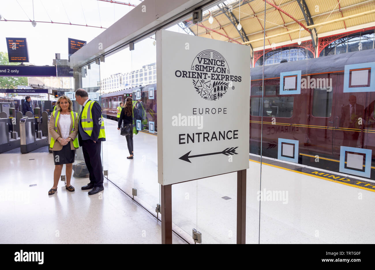 Belmond Venice Simplon Orient Express Abflughalle Check-in Eingang Schild am Bahnsteig 2 Bahnhof London Victoria, London SW1 Stockfoto