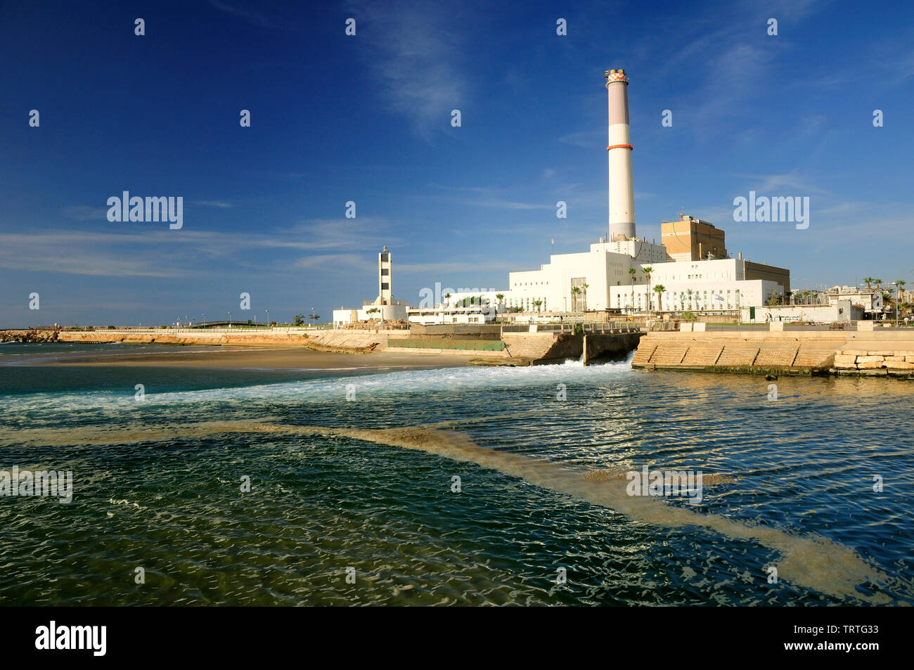 Blick auf massive Power Station in alten Tel Aviv Port mit Meerwasser im Vordergrund. Stockfoto