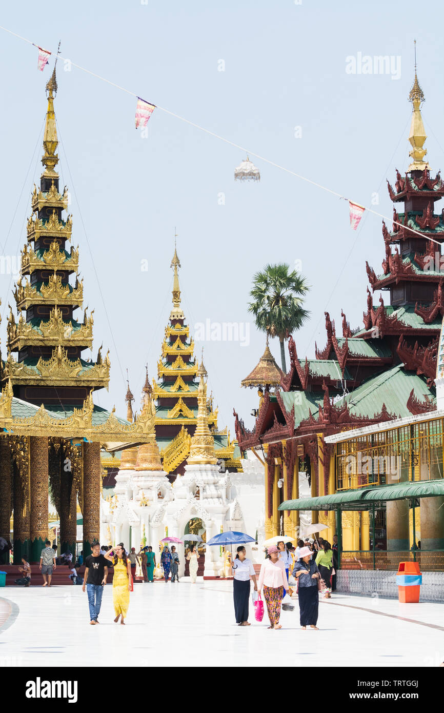 Yangon, Myanmar - März 2019: Touristen zu Fuß in der Shwedagon Pagode Tempel komplex. Stockfoto