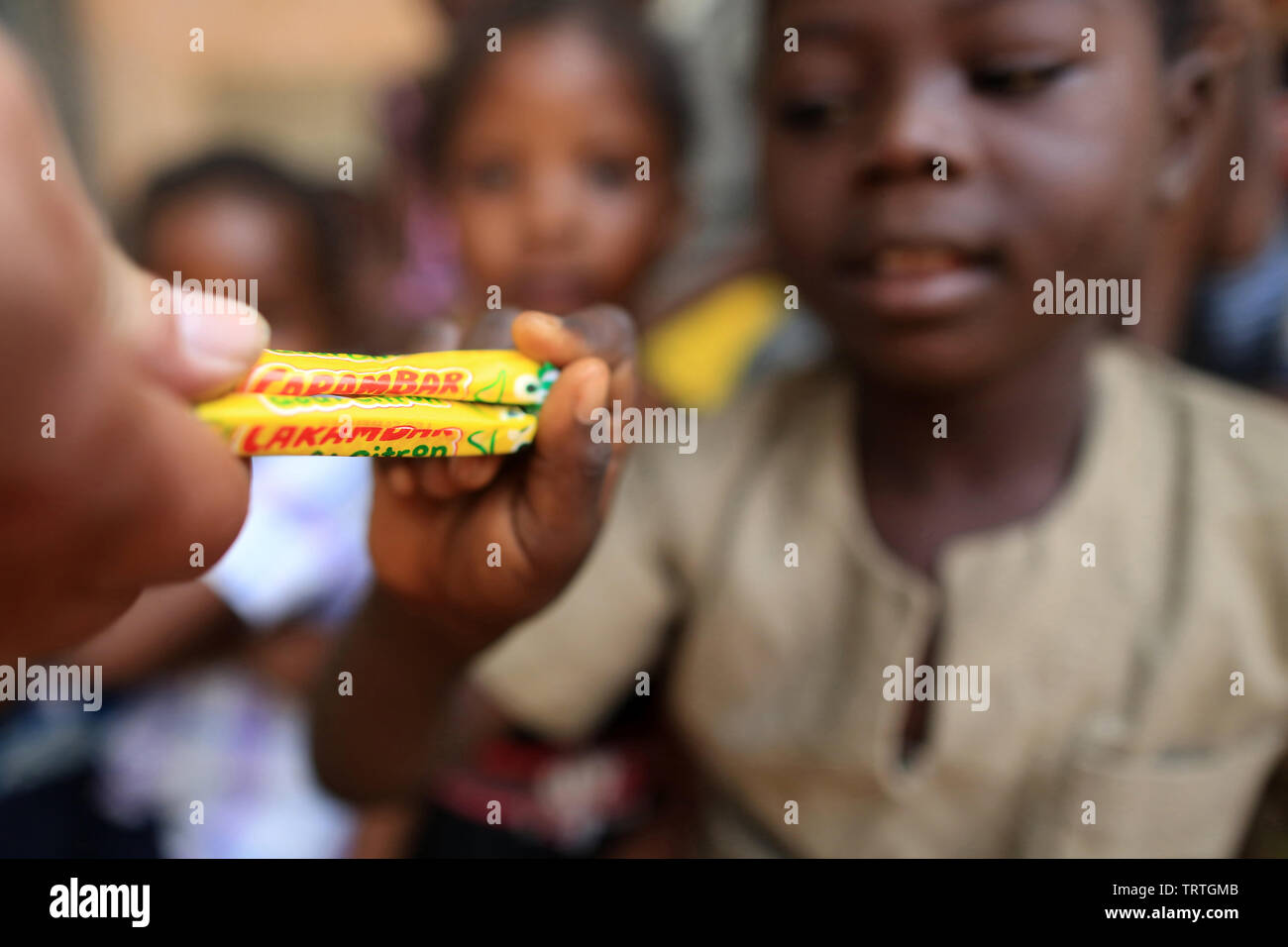 Offrir des Carambars Au citron. Abkommen von Lomé. Togo. Afrique de l'Ouest. Stockfoto