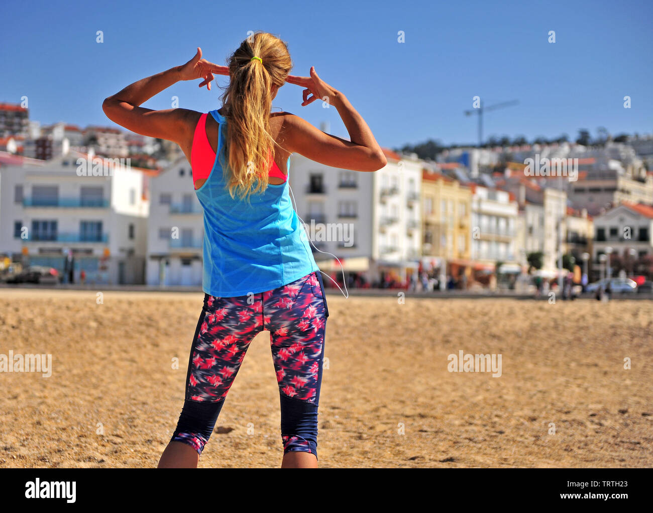 Junge Frau Training am Strand, Nazare, Portugal Stockfoto