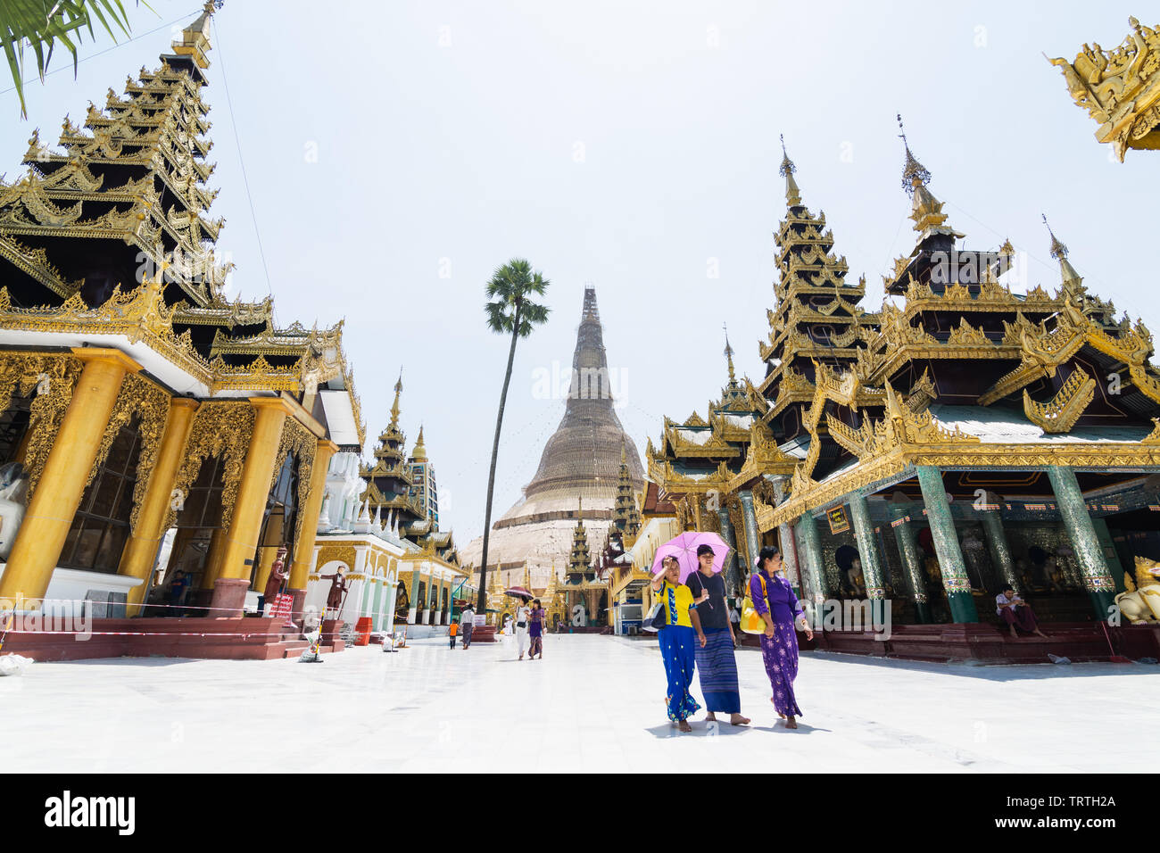 Yangon, Myanmar - März 2019: Touristen zu Fuß in der Shwedagon Pagode Tempel komplex. Stockfoto