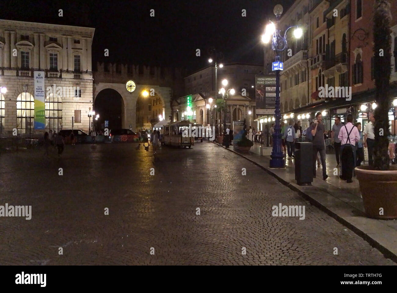 Menschen auf dem Platz Piazza Bra im historischen Zentrum von Verona am Abend - Italien. Stockfoto