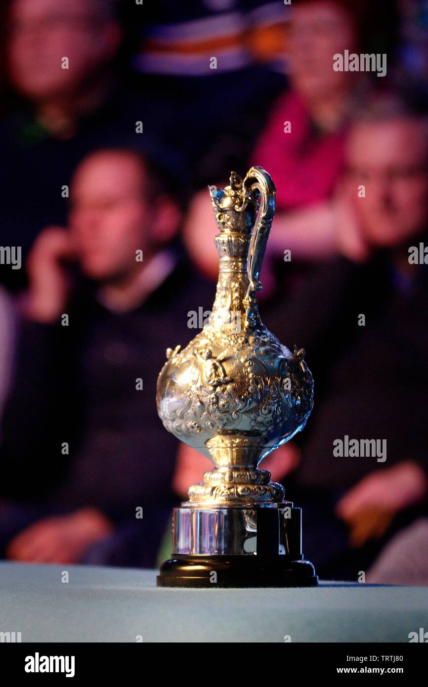 Die Trophäe. Judd Trump von Bristol, und Ali Carter aus Chelmsford spielen im Finale von Coral World Grand Prix snooker Championships, in gehalten Stockfoto