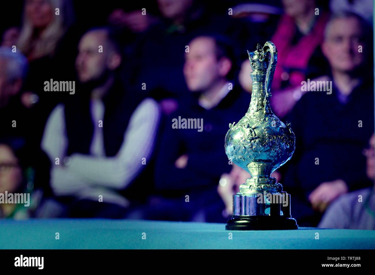 Die Trophäe. Judd Trump von Bristol, und Ali Carter aus Chelmsford spielen im Finale von Coral World Grand Prix snooker Championships, in gehalten Stockfoto