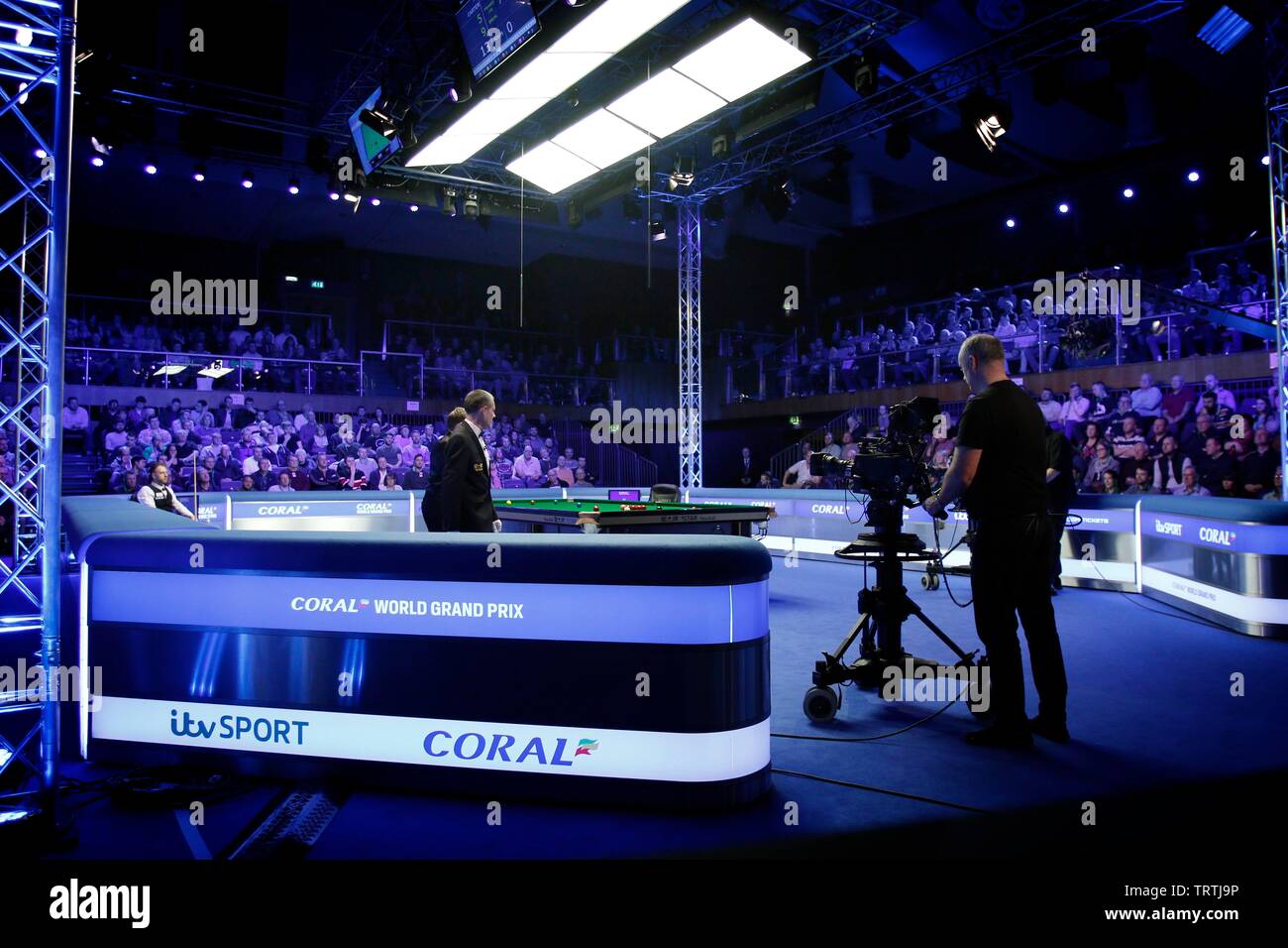 Judd Trump von Bristol, und Ali Carter aus Chelmsford spielen im Finale von Coral World Grand Prix snooker Meisterschaften, in der Zentaur gehalten Stockfoto