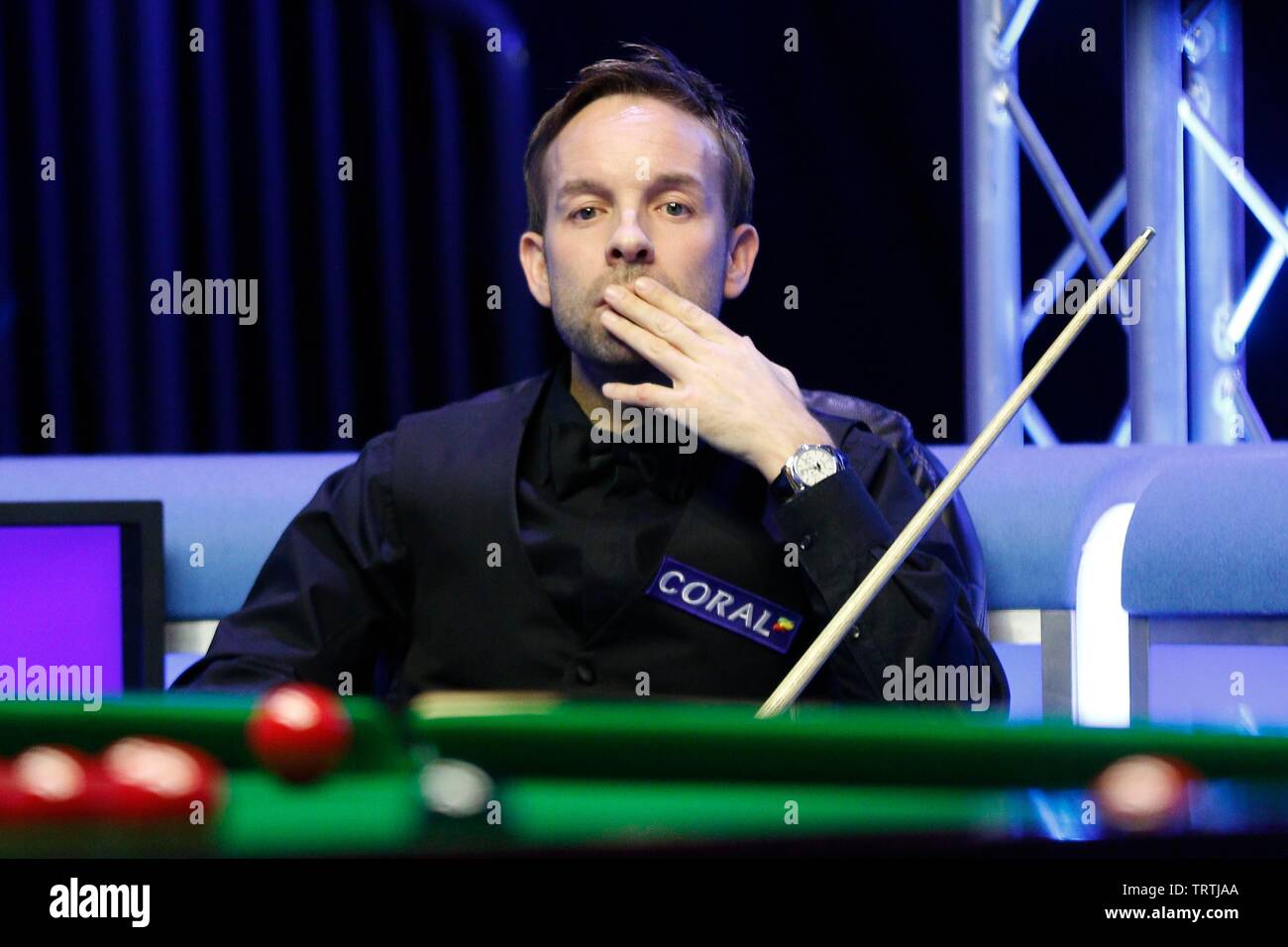 Ali Carter suchen Thoughful. Judd Trump von Bristol, und Ali Carter aus Chelmsford spielen im Finale von Coral World Grand Prix snooker Cham Stockfoto