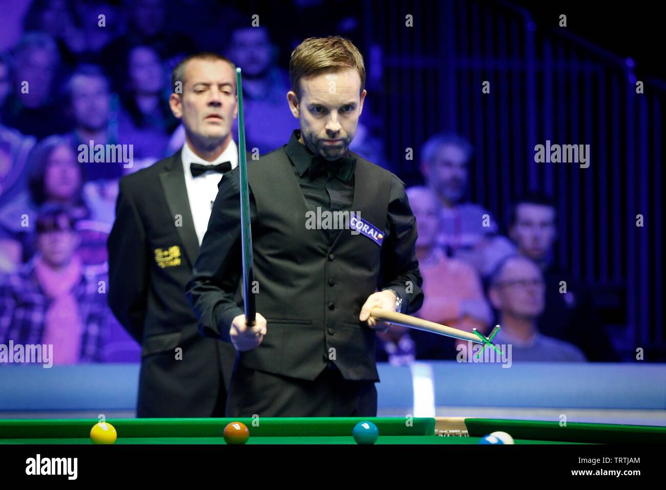 Ali Carter. Judd Trump von Bristol, und Ali Carter aus Chelmsford spielen im Finale von Coral World Grand Prix snooker Championships, in gehalten Stockfoto