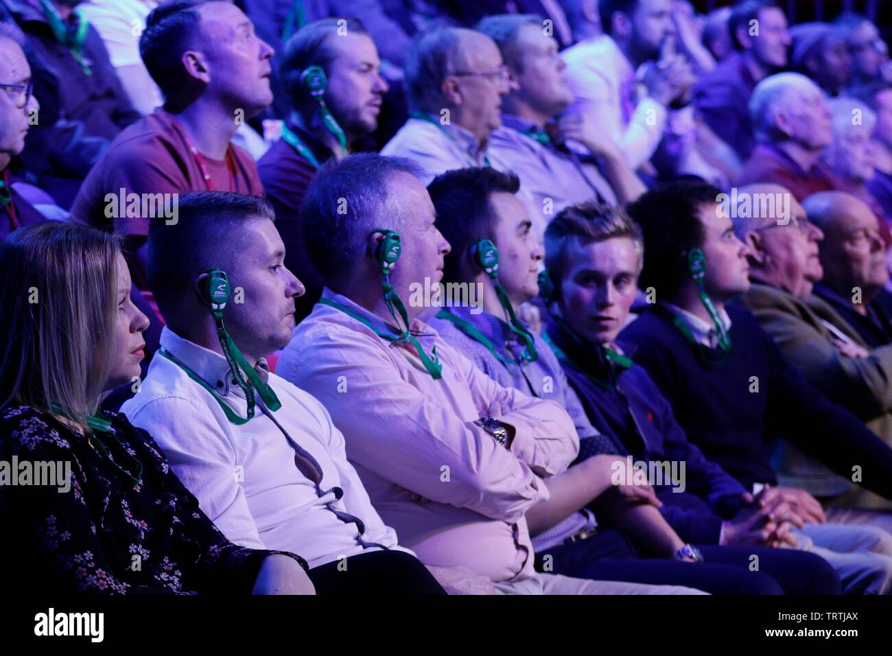 Das Publikum mit grünen Ohrstöpsel Kommentar watching Judd Trump von Bristol zu hören, und Ali Carter aus Chelmsford spielen im Finale des Adr Stockfoto