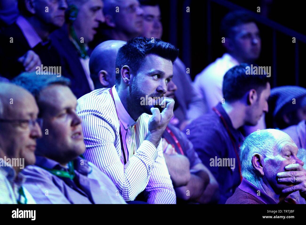 Nägelkauen Abend Spiel zwischen Judd Trump von Bristol, und Ali Carter aus Chelmsford spielen im Finale von Coral World Grand Prix snooker c Stockfoto