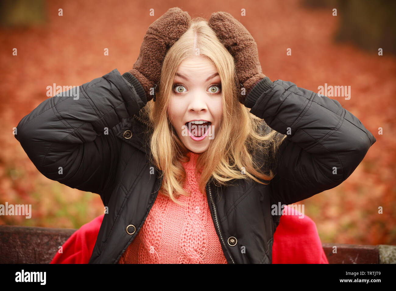 Winter Herbst Mode. Blonde junge Frau in warme Kleidung Braune Handschuhe outdoor Stockfoto
