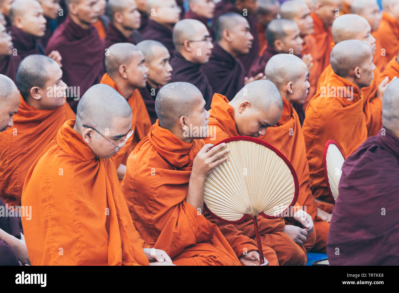 Yangon, Myanmar - März 2019: Buddhistische Mönche während der offiziellen Zeremonie an der Shwedagon Pagode. Almosen Preisverleihung Stockfoto