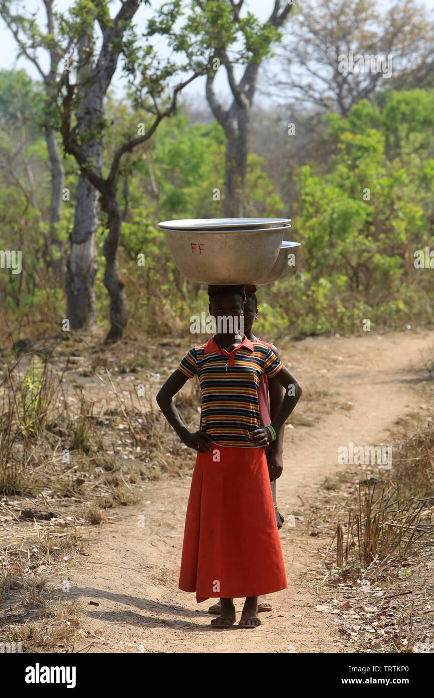 Afrikaner Mädchen erhalten Wasser mit einem Eimer. Datscha Attikpayé. Togo. Afrique de l'Ouest. Stockfoto