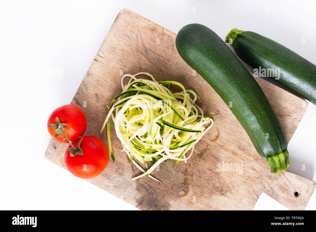 Gesunde Ernährung Konzept Vorbereitung Guilten-Free Zucchini Nudeln Pasta in Holz- Board Stockfoto