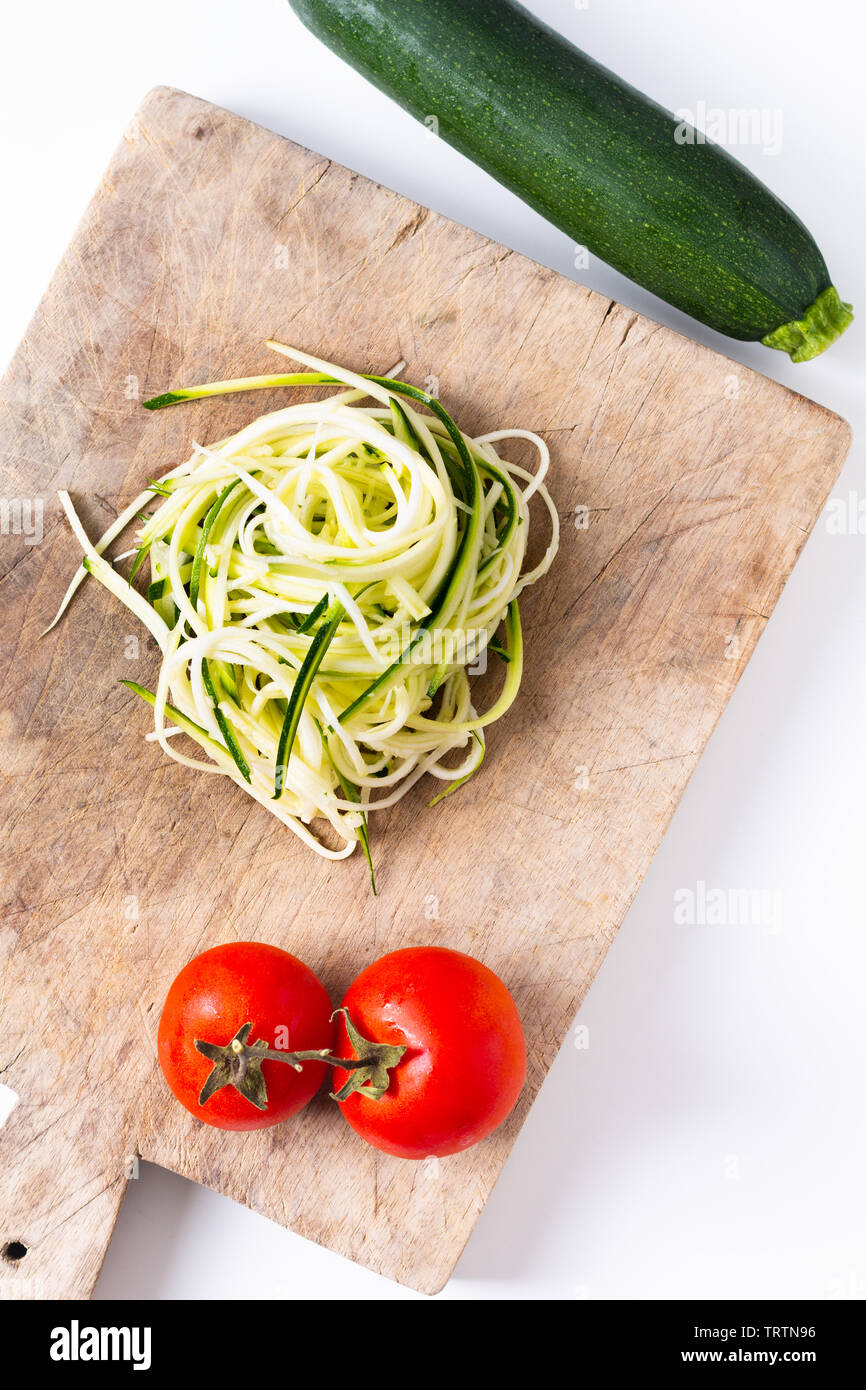 Gesunde Ernährung Konzept Vorbereitung Guilten-Free Zucchini Nudeln Pasta in Holz- Board Stockfoto
