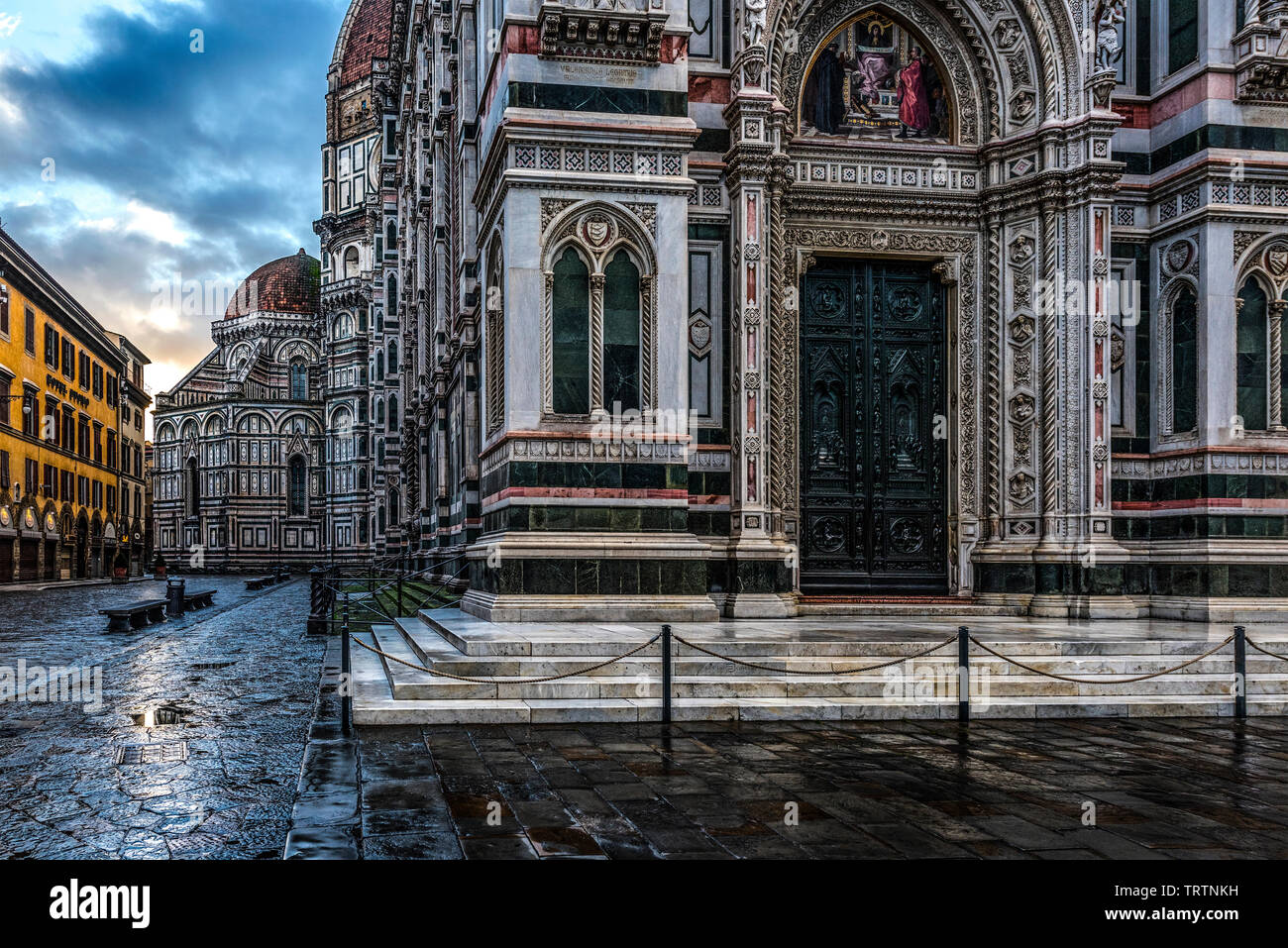Duomo di Firenze Dom bei Dämmerung mit dem Taufbecken von St. John in Aussicht, Florenz, Italien, Europa, vor weißem Hintergrund Stockfoto