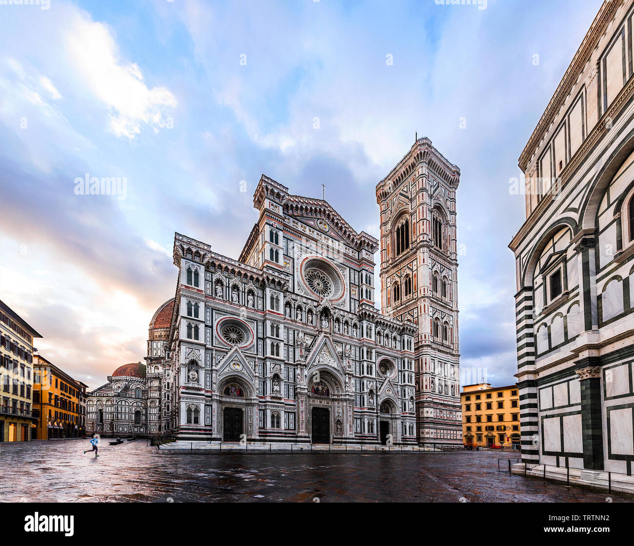 Duomo di Firenze Dom bei Dämmerung mit dem Taufbecken von St. John in Aussicht, Florenz, Italien, Europa, vor weißem Hintergrund Stockfoto