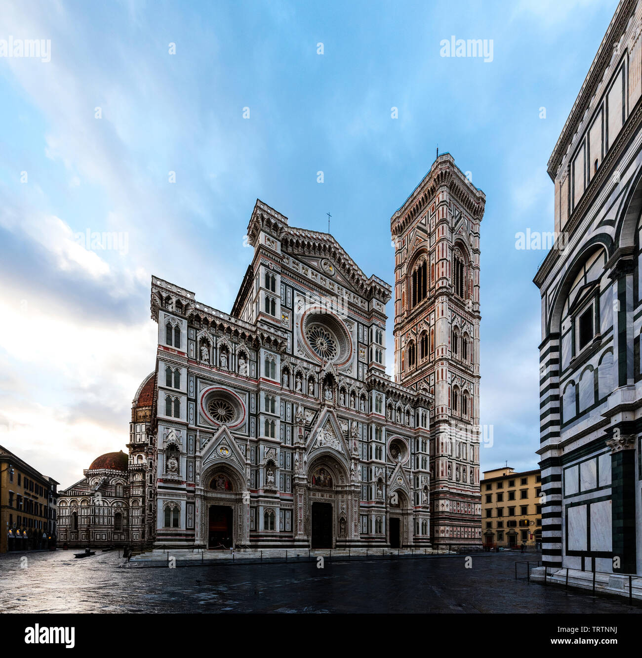 Duomo di Firenze Dom bei Dämmerung mit dem Taufbecken von St. John in Aussicht, Florenz, Italien, Europa, vor weißem Hintergrund Stockfoto