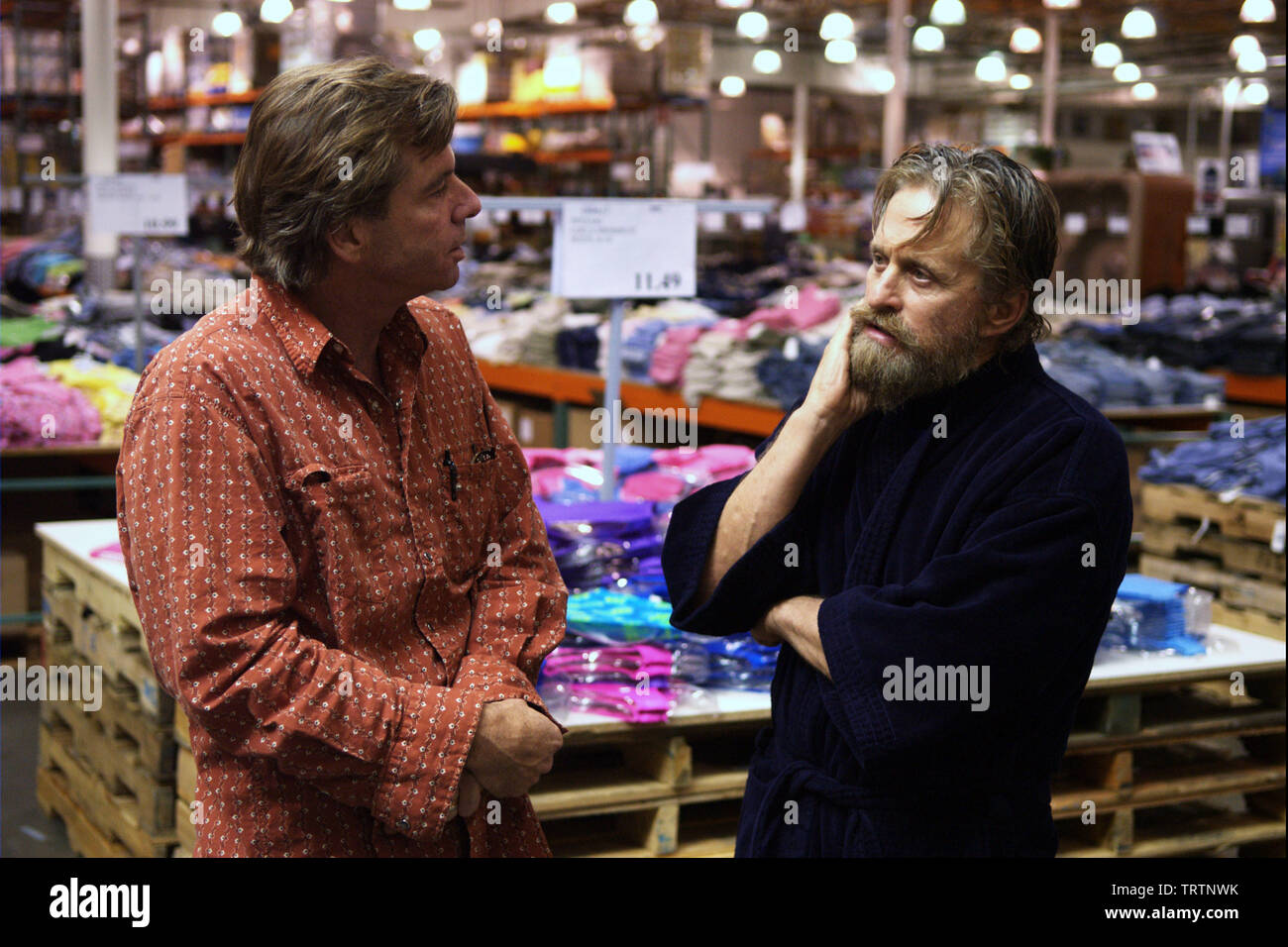 MICHAEL DOUGLAS UND MIKE CAHILL im KÖNIG VON KALIFORNIEN (2007). Copyright: Nur die redaktionelle Nutzung. Kein Merchandising oder Buch deckt. Dies ist eine öffentlich verteilten Handzettel. Zugriffsrechte nur, keine Lizenz des Urheberrechts zur Verfügung gestellt. Nur in Verbindung mit Werbung für diesen Film. Quelle: Millennium FILMS/EMMETT/FURLA FILMS/KÖNIG VON KALIFORNIEN PROD. /Album Stockfoto