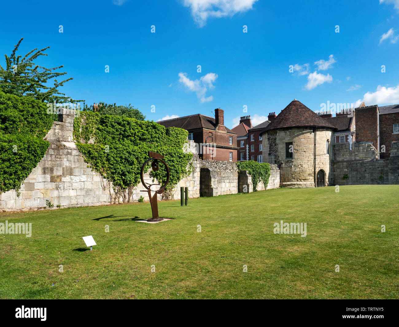 Künstler Garten innerhalb der ursprünglichen St Marys Abbey Wände hinter New York Kunst Galerie Stadt York Yorkshire England Stockfoto