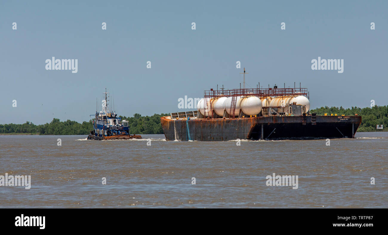 Pointe à la Hache, Louisiana - der Pacific Dawn tugboat zieht die Sea Crest Brühebehälter Lastkahn auf dem Mississippi Fluss in New Orleans. Stockfoto