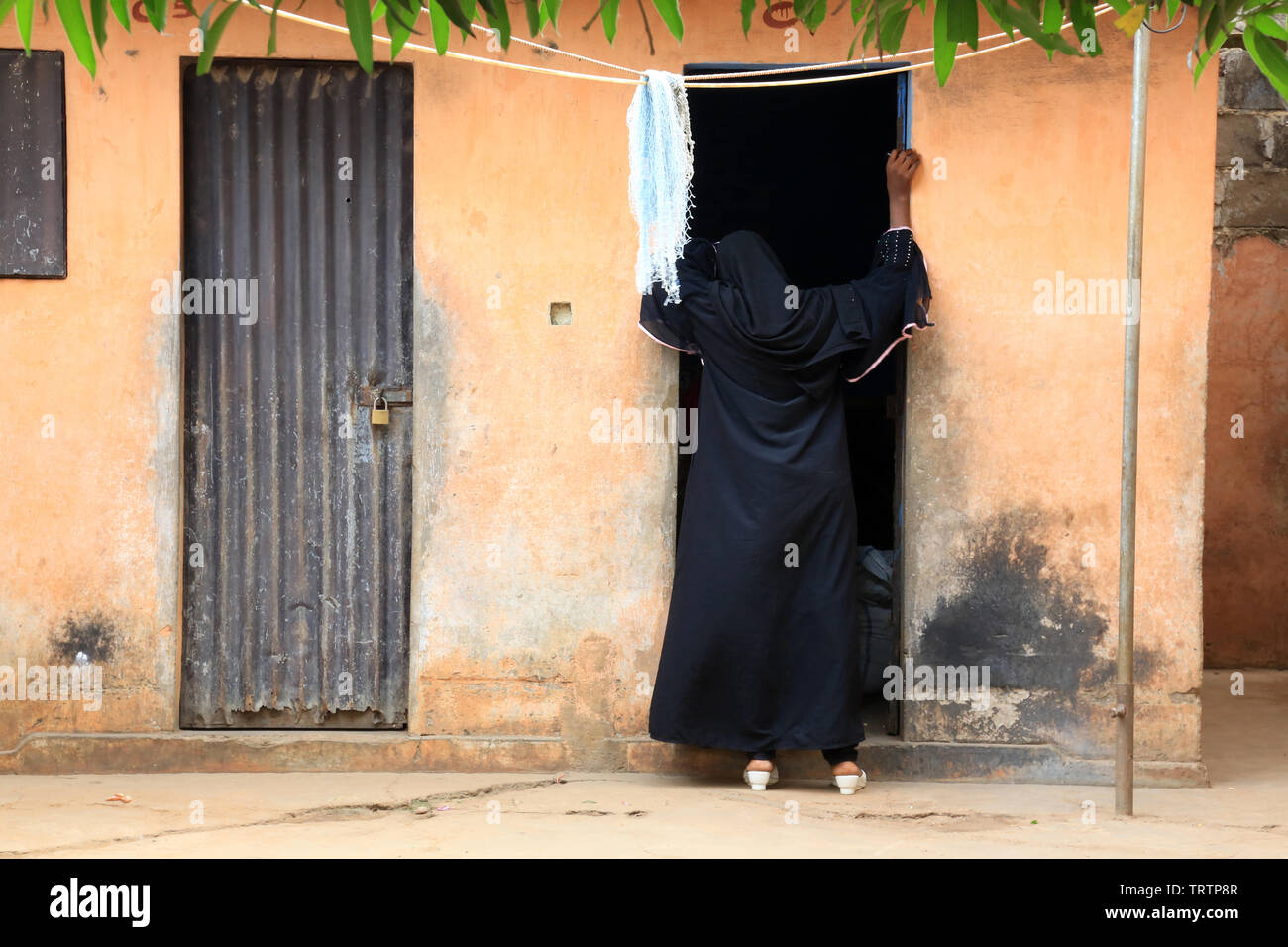 Musulmane discutant sur le perron d'une habitation. Lomé. Togo. Afrique de l'Ouest. Stockfoto