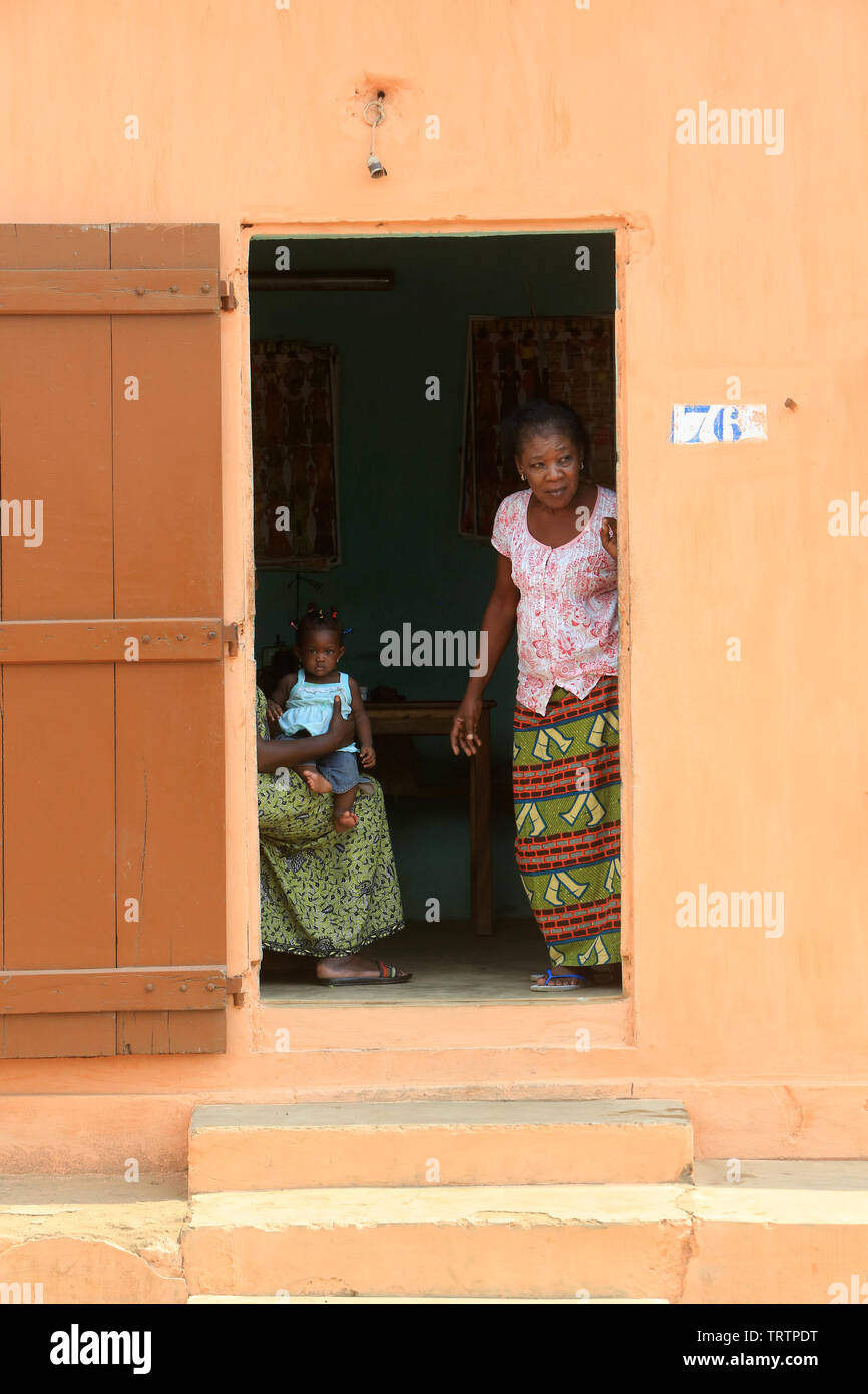 Famille togolaise sur le Perron de leur Behausung. Abkommen von Lomé. Togo. Afrique de l'Ouest. Stockfoto