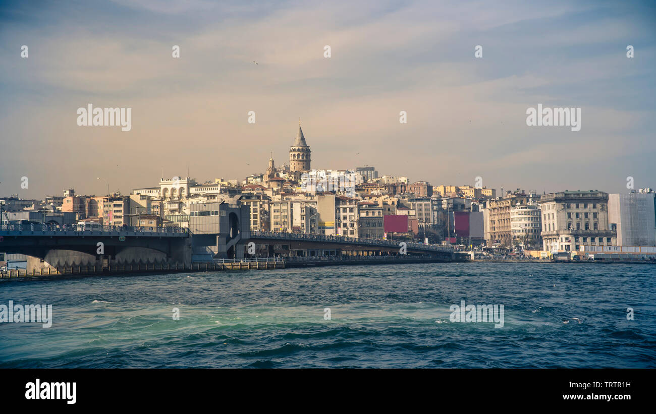 Galata-brücke, Stadtteil Karakoy und das Goldene Horn mit berühmten Galata Turm auf dem Hintergrund, Istanbul - Türkei Stockfoto