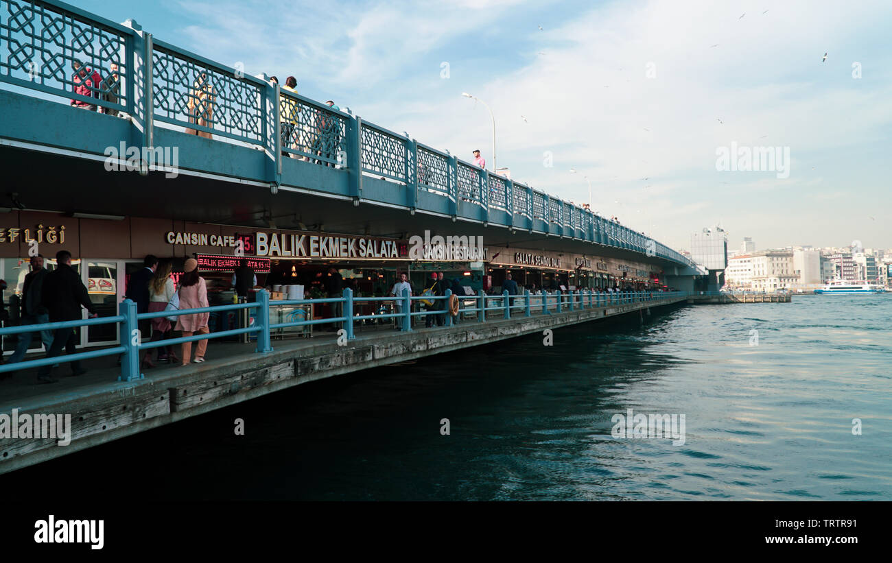 Galata-brücke, Stadtteil Karakoy und das Goldene Horn in Istanbul - Türkei. Menschen zu Fuß auf die Brücke. Stockfoto