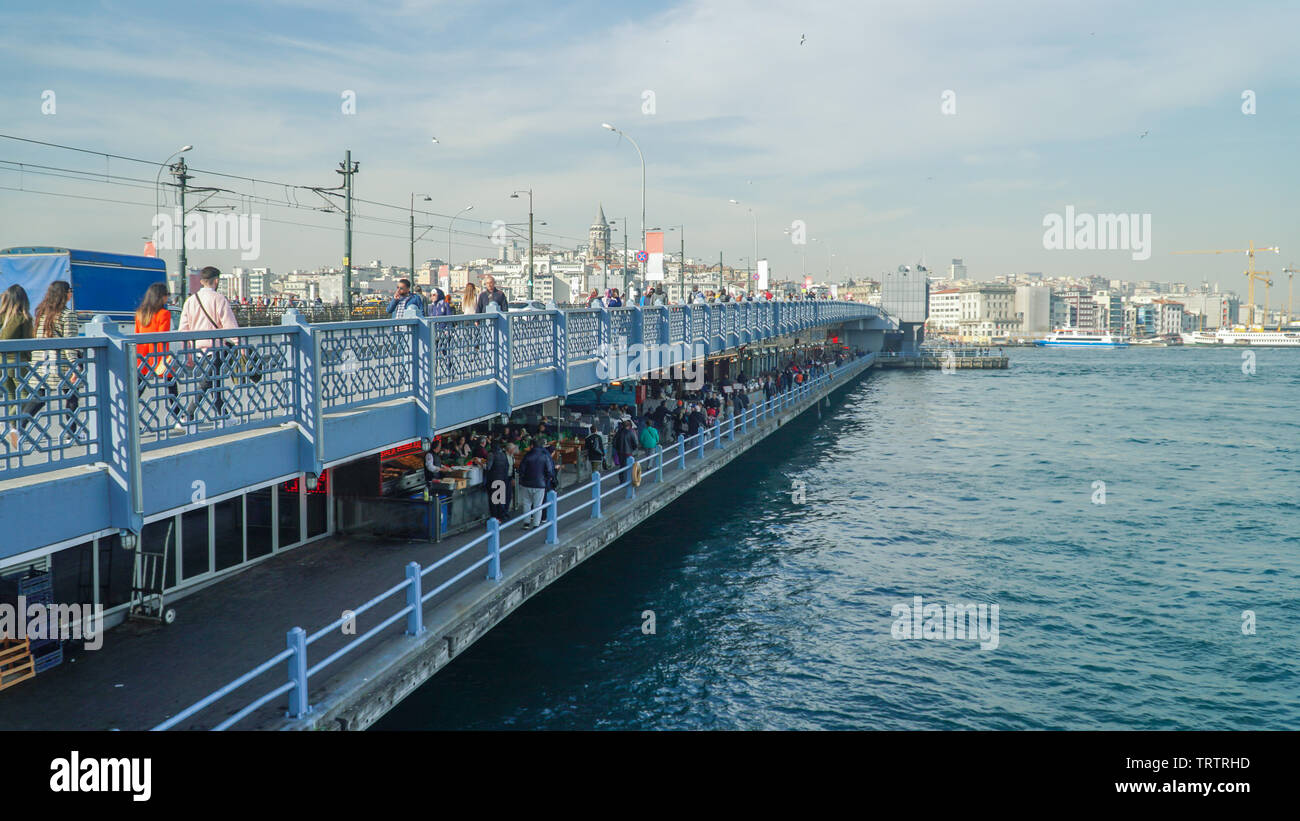 Galata-brücke, Stadtteil Karakoy und das Goldene Horn in Istanbul - Türkei. Menschen zu Fuß auf die Brücke. Stockfoto