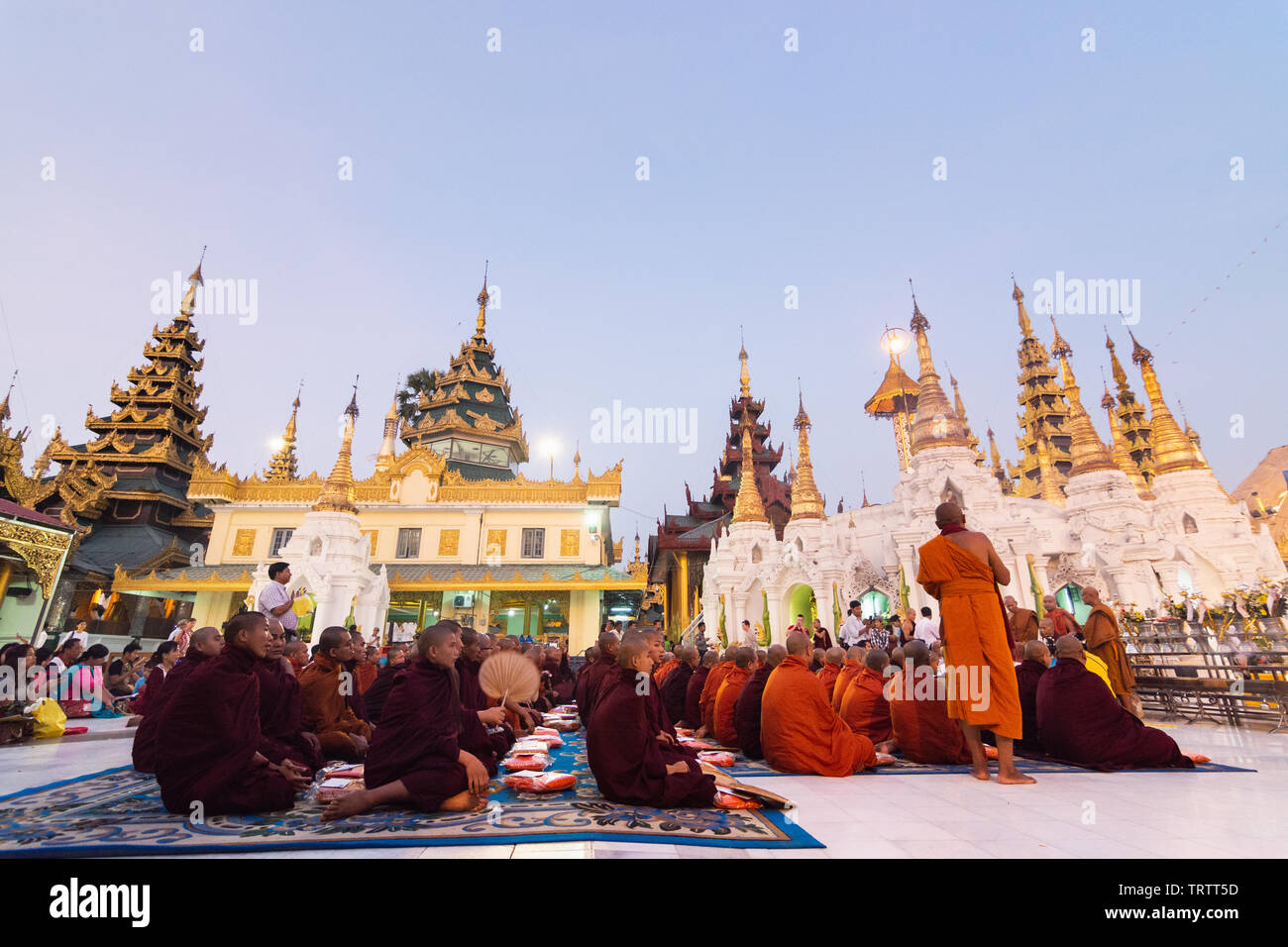 Yangon, Myanmar - März 2019: Buddhistische Mönche während der offiziellen alms Preisverleihung an der Shwedagon Pagode. Stockfoto
