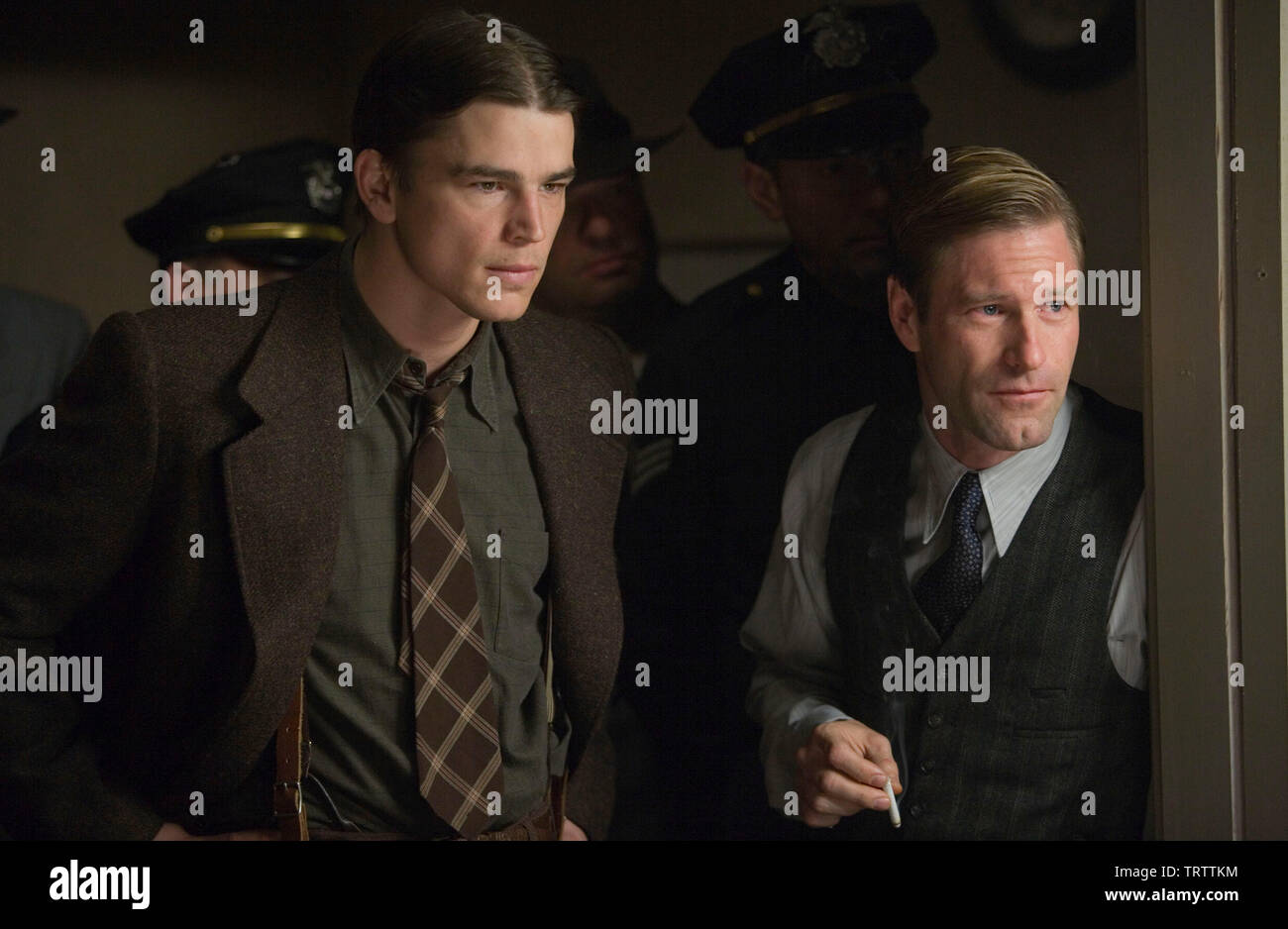 JOSH HARTNETT und Aaron Eckhart in die schwarze Dahlie (2006). Copyright: Nur die redaktionelle Nutzung. Kein Merchandising oder Buch deckt. Dies ist eine öffentlich verteilten Handzettel. Zugriffsrechte nur, keine Lizenz des Urheberrechts zur Verfügung gestellt. Nur in Verbindung mit Werbung für diesen Film. Quelle: UNIVERSAL PICTURES/KONOW, ROLF/Album Stockfoto