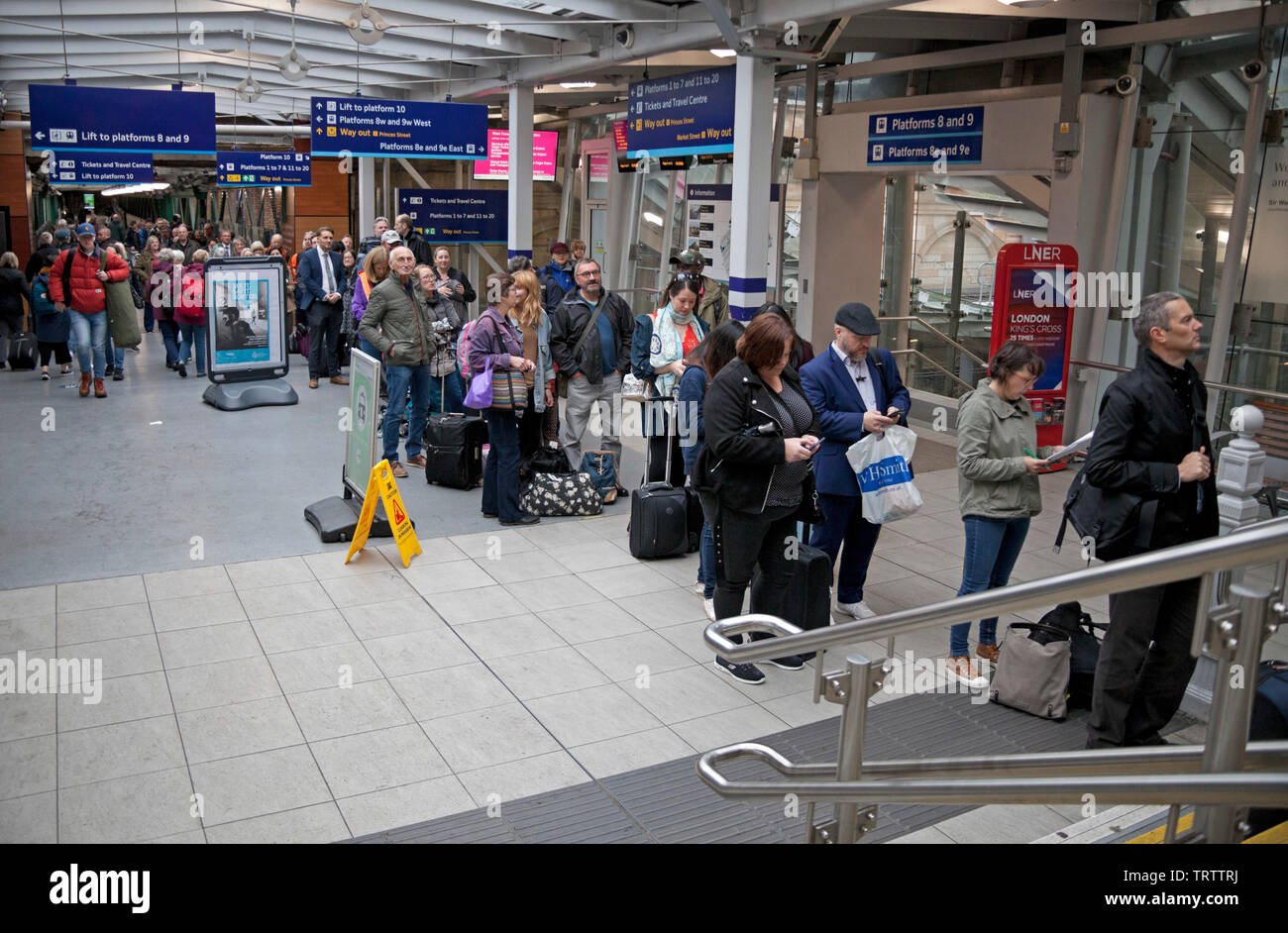 Edinburgh, Großbritannien. 12 Juni, 2019. Lange Warteschlangen von sehr frustriert Fluggästen, die auf alternative Verkehrsmittel wie Bus aufgrund der Oberleitung zwischen Carlisle und Lockerbie Stationen zu beschädigen, alle Leitungen sind blockiert, Jungfrau Twitter Feed warnt Ienste als Folge verzögert werden. Passagiere müssen für Updates auf ihren Reisen/Services' prüfen Stockfoto