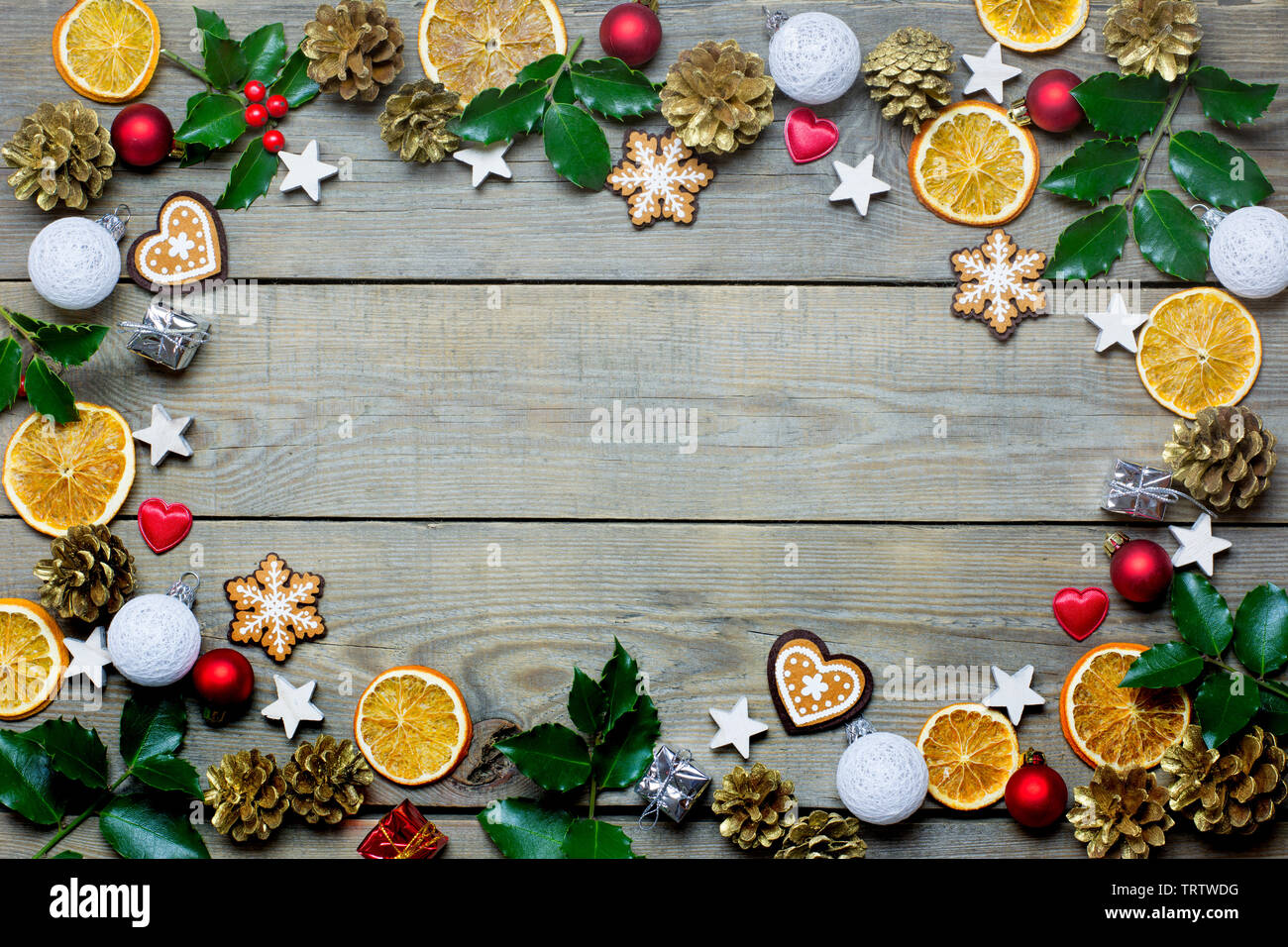Weihnachten Zusammensetzung mit Orangenscheiben, Kegel, heiligen, Sterne, kleine Geschenkboxen, rote und weiße Kugeln, Herz und Lebkuchen auf hölzernen Hintergrund Stockfoto