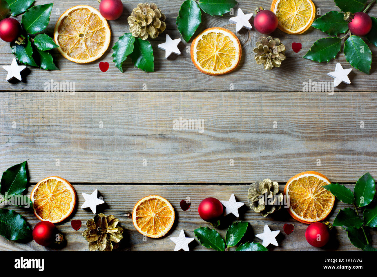 Weihnachten Zusammensetzung mit Orangenscheiben, Kegel, heiligen, Sterne, rote Kugeln und kleinen Herzen auf hölzernen Hintergrund Stockfoto