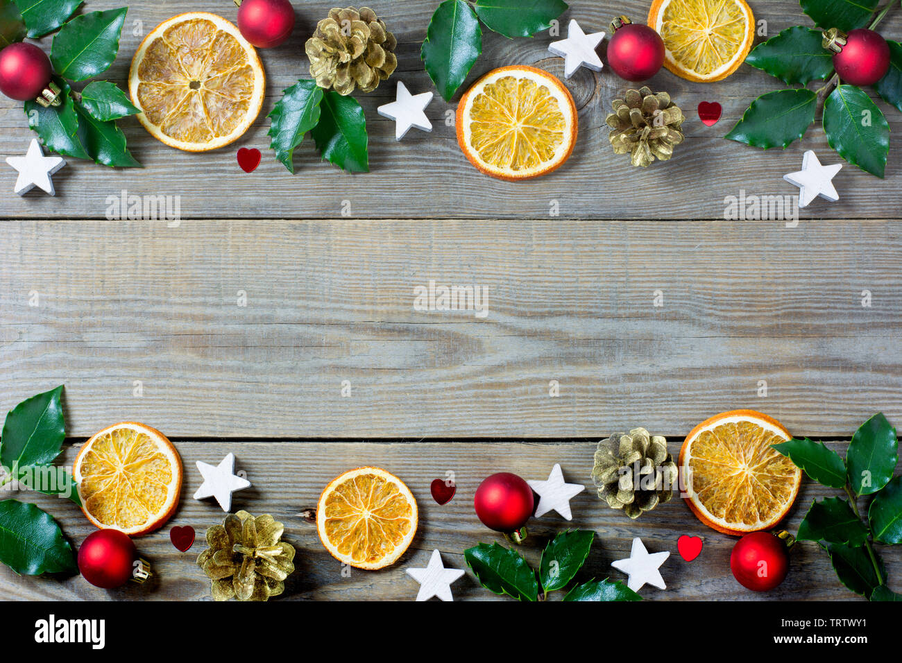 Weihnachten Zusammensetzung mit Orangenscheiben, Kegel, heiligen, Sterne, rote Kugeln und kleinen Herzen auf hölzernen Hintergrund Stockfoto