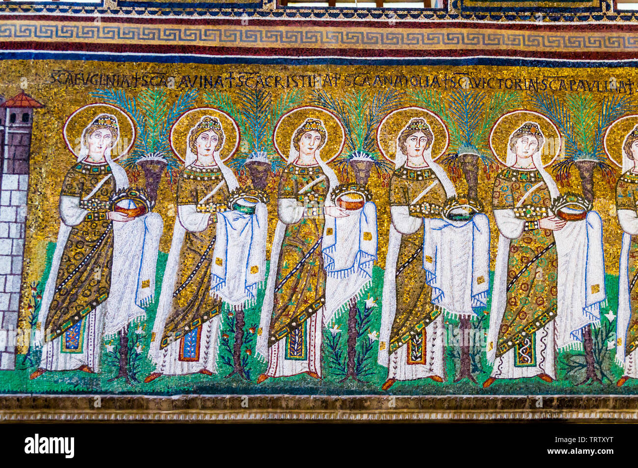 Mosaiken, 22 weiblichen Heiligen Märtyrer, die Kirche Sant'Apollinare Nuovo, c500 AD, Ravenna, Emilia-Romagna, Italien Stockfoto