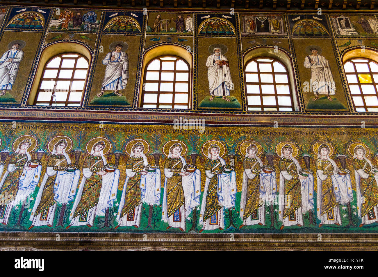 Mosaiken, 22 weiblichen Heiligen Märtyrer, die Kirche Sant'Apollinare Nuovo, c500 AD, Ravenna, Emilia-Romagna, Italien Stockfoto
