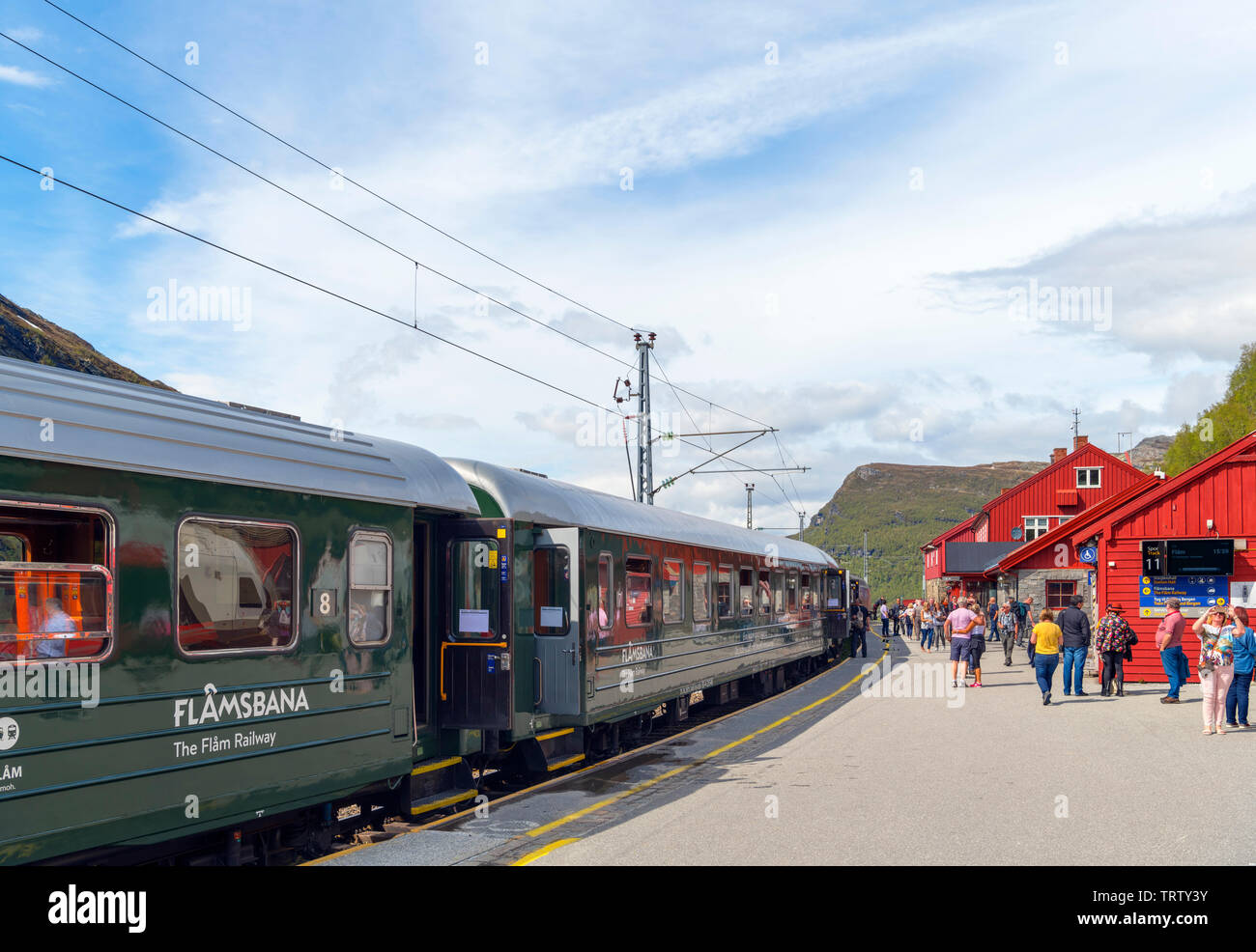 Passagiere auf der Plattform in Myrdal, Flam Bahn () Flåmsbana, Flåm, Sogn und Fjordane, Norwegen Stockfoto