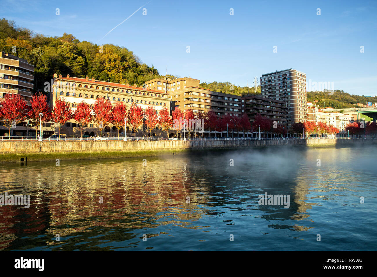 Bilbao, Spanien - November 03, 2018: Blick auf die Nebel am Fluss Nervion bei Sonnenuntergang in Bilbao Stadt. Spanien, November 03, 2018 in Bilbao, Spanien Stockfoto