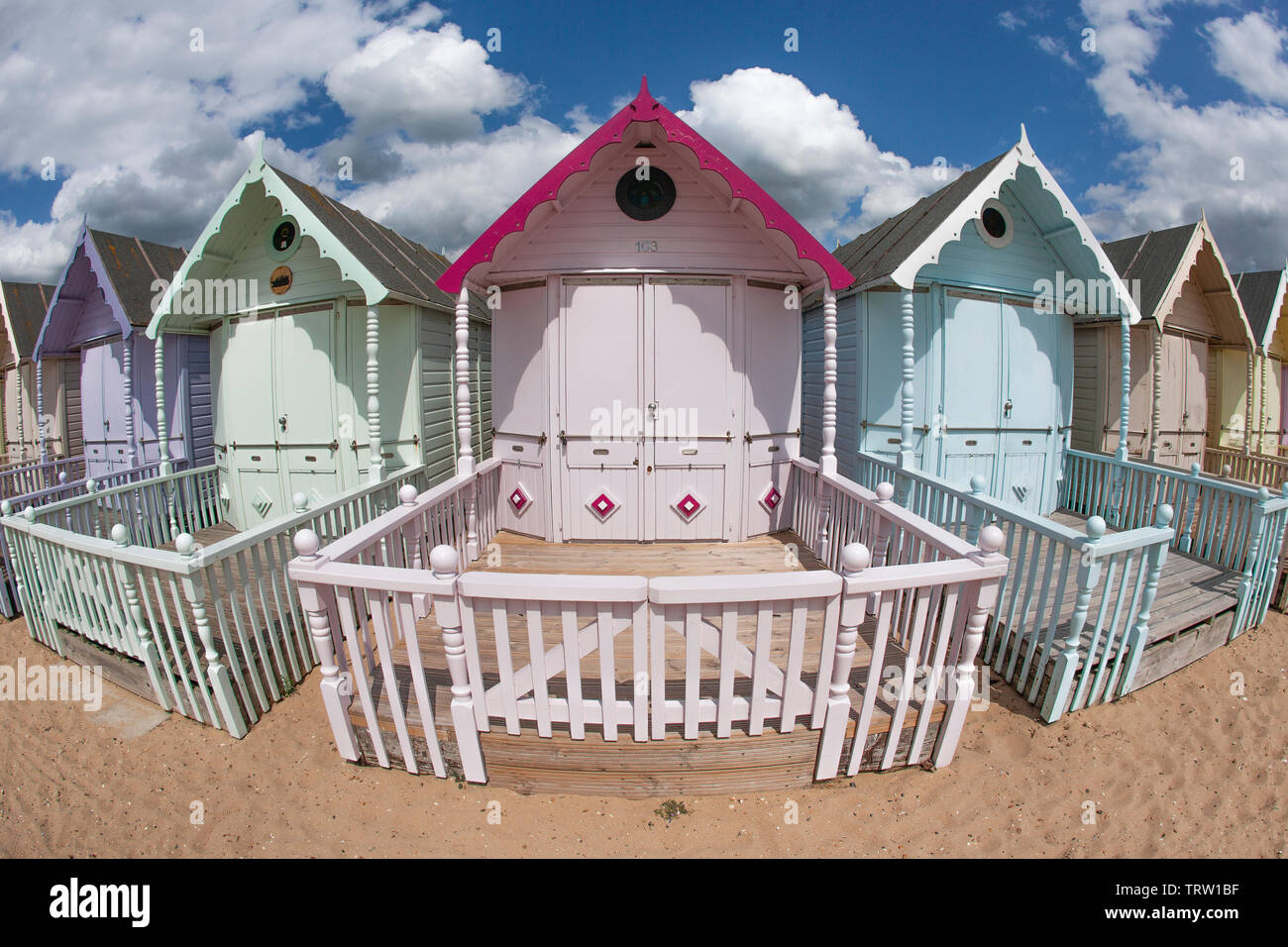 Hübsche farbige Strand Hütten auf mersea Island in Essex. Stockfoto