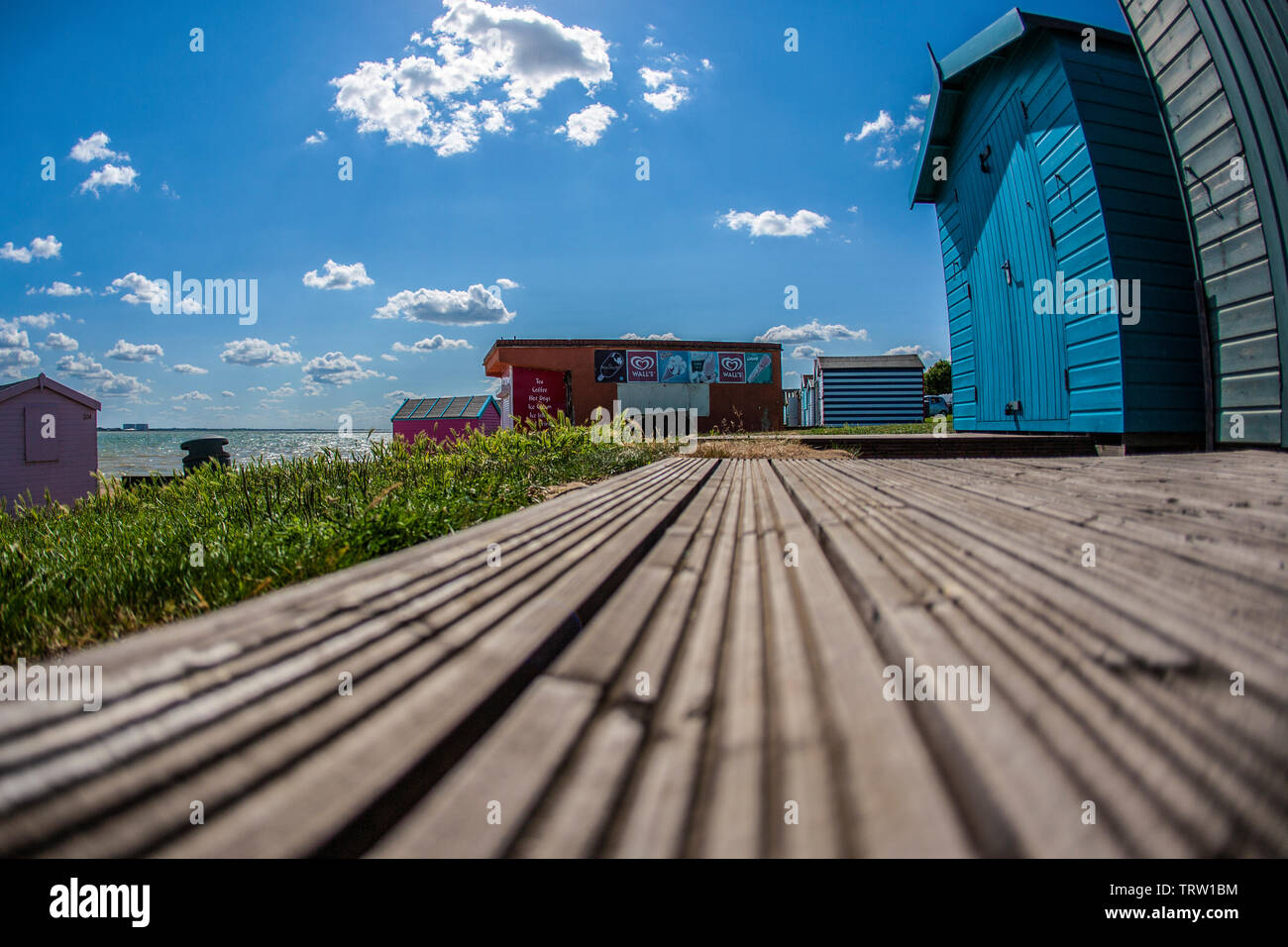 Hübsche farbige Strand Hütten auf mersea Island in Essex. Stockfoto